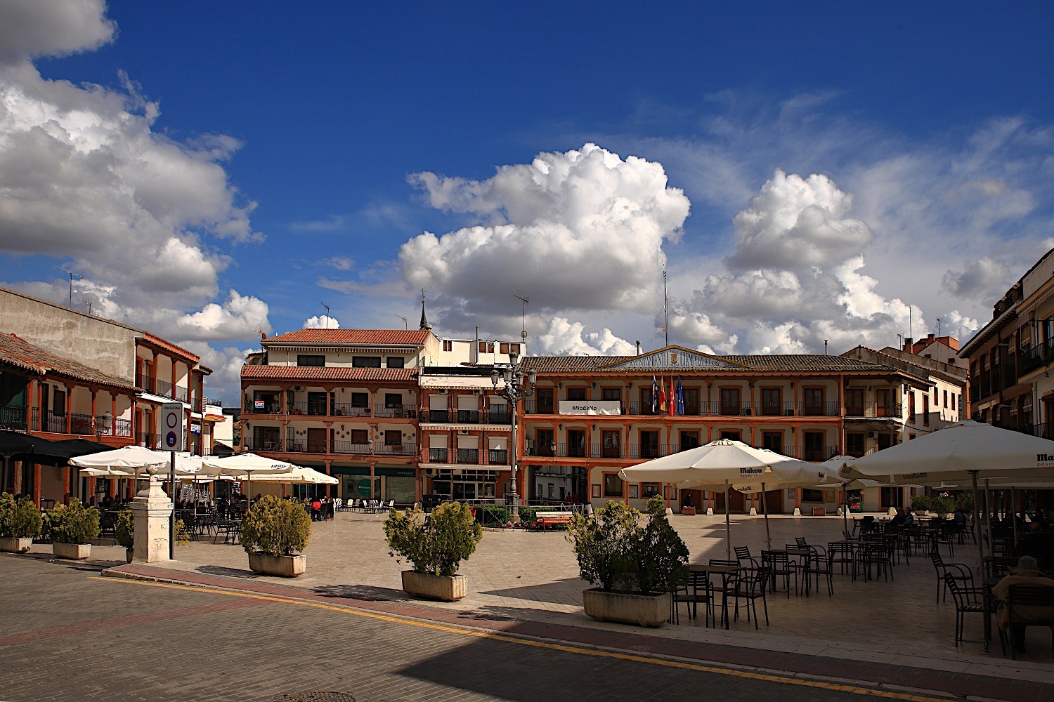 Plaza Mayor de Ciempozuelos con la fachada de su ayuntamiento